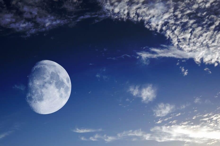 Blauer Himmel mit Mond - 10 Wunderschöne Orte auf unserem Planeten! Es gibt Orte auf diesem Planeten, die weltweit Berühmtheit erlangen, möchtest Du diese erforschen?
